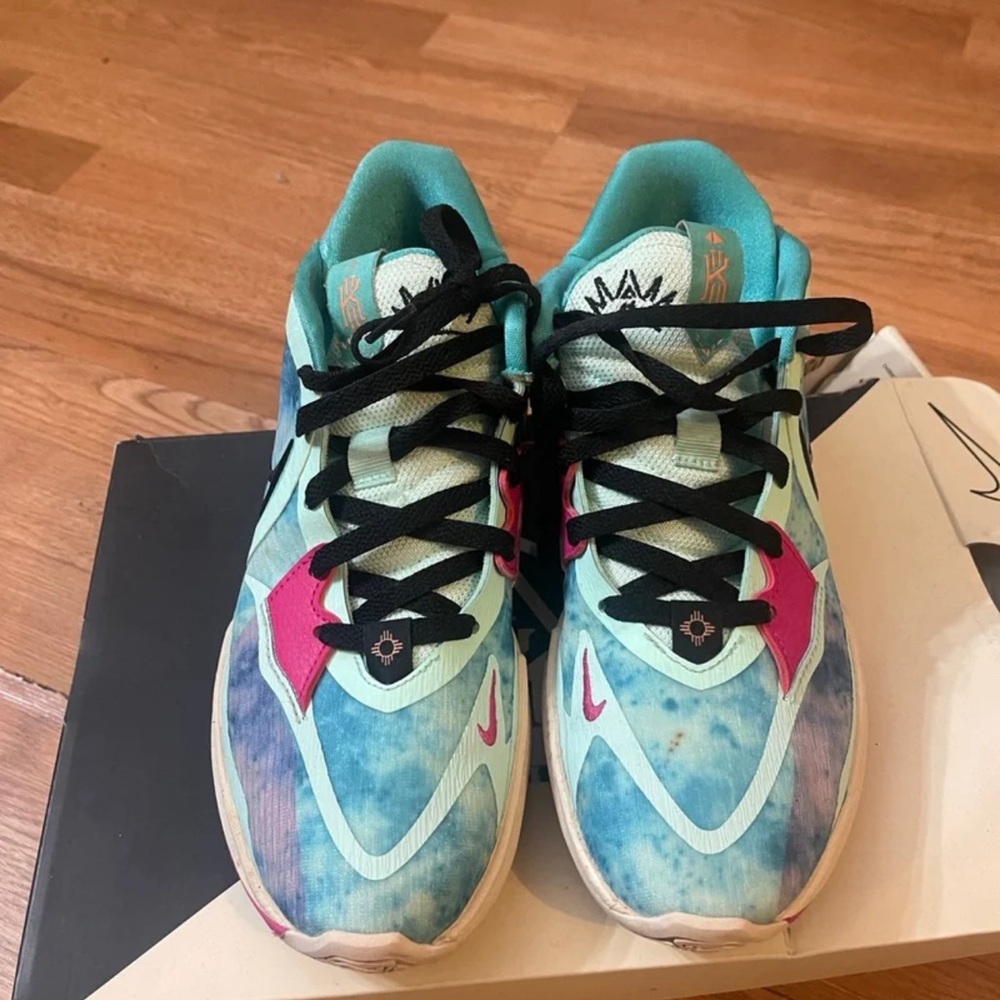 Size 8 - Nike Kyrie Low 5 Community